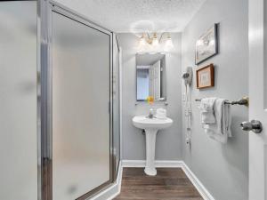 Pelican Beach Resort by DestinGetAway