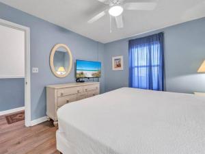 Pelican Beach Resort by DestinGetAway