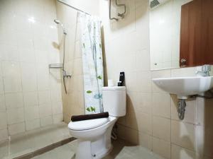 Comfort 2BR at 28th Floor Vida View Makassar Apartment By Travelio
