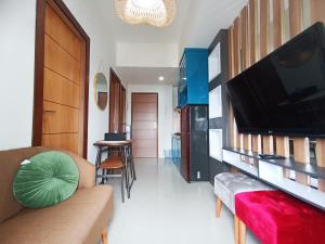 Comfort 2BR at 28th Floor Vida View Makassar Apartment By Travelio