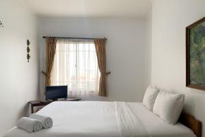 Comfortable and Homey 3BR at Marina Ancol Apartment By Travelio