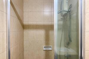 Comfortable and Homey 3BR at Marina Ancol Apartment By Travelio