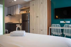 Well Appointed and Homey Studio at West Vista Apartment By Travelio