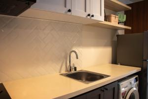 Well Appointed and Homey Studio at West Vista Apartment By Travelio