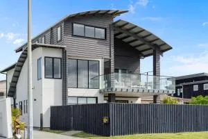Beachfront Paradise - Papamoa Beach Holiday Home - Kairua