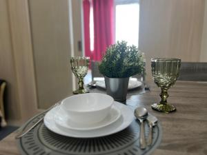 Cozy 1 Bedroom Makati Condo with Balcony Wifi