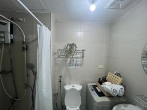 Cozy 1 Bedroom Makati Condo with Balcony Wifi