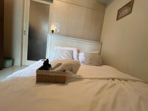 Cozy 1 Bedroom Makati Condo with Balcony Wifi