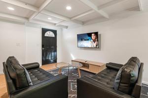 Guest House, Accessible to Downtown, & Fast WiFi!