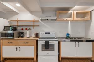 Guest House, Accessible to Downtown, & Fast WiFi!