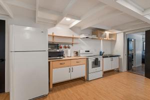 Guest House, Accessible to Downtown, & Fast WiFi!