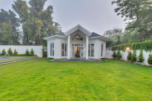 SaffronStays White Pearl - 3BR Vikramgad villa, pool, gazebo, pergola, BBQ & bonfire, near Pinjal, Sajan & Kohoj