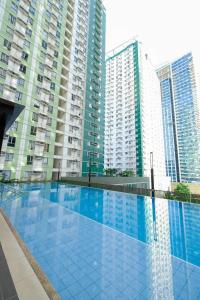 Avida Riala T3 12F with WiFi WorkDesk SmartTV and Pool