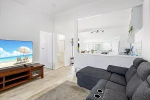 Cosy 2-Bed with Private Deck 400m From Beach - Clontarf