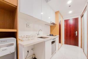 Modern Look and Compact Studio at Sky House Alam Sutera Apartment By Travelio