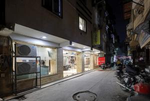 Hotel Tashkent Palace - Walk in from New Delhi Station & Metro Station