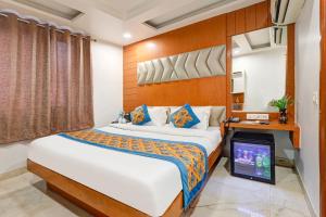 Hotel Tashkent Palace - Walk in from New Delhi Station & Metro Station