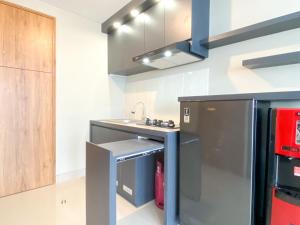 Comfy Studio at Gateway Park LRT City Jatibening Apartment By Travelio