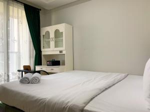 Minimalist and High Floor Studio Room at Gold Coast Apartment By Travelio