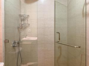 Minimalist and High Floor Studio Room at Gold Coast Apartment By Travelio