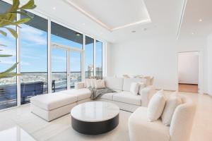 Palm Home next to Nakheel Mall with Private Beach