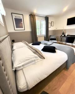 B&B / Chambres d'hotes LES 15 CHENES Chambres d hotes, parc arbore de 5000 m2 a 20KM du PUYDUFOU Une suite familiale et 3 chambres doubles : photos des chambres