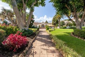 Carihuela Torremolinos with Pool and free Parking 5 m Beach