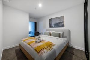 Elegant 2BR Stay with Gym, Cinema & Pool in ACT