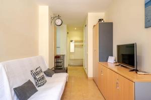 Perfect location, beach 50 m away and pool