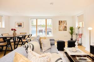 The Gwendolen Place - Contemporary 2BDR Flat with Terrace and Balcony