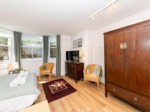 Newly Renovated Studio Quiet Location Free Parking Pass the Keys