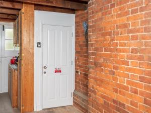 Newly Renovated Studio Quiet Location Free Parking Pass the Keys
