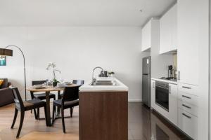 Serene Two Bedroom Apartment in Melbourne CBD with Free Parking