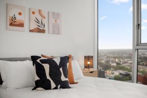 Serene Two Bedroom Apartment in Melbourne CBD with Free Parking