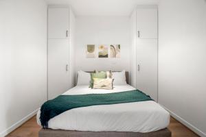 Serene Two Bedroom Apartment in Melbourne CBD with Free Parking