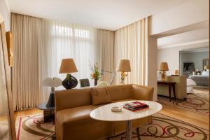 Gallery King Suite room in Hôtel Le Royal Monceau Raffles Paris