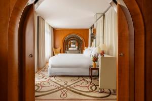 Signature Suite room in Hôtel Le Royal Monceau Raffles Paris