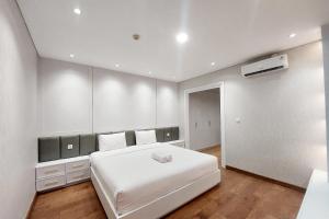 Brand New and Nice 2BR Apartment at The Reiz Condominium Medan By Travelio