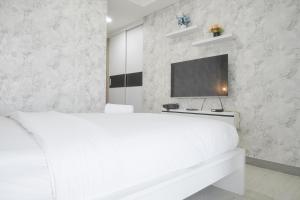 Warm and Elegant 1BR at Gold Coast Apartment By Travelio