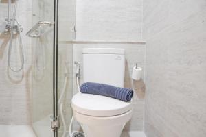 Warm and Elegant 1BR at Gold Coast Apartment By Travelio