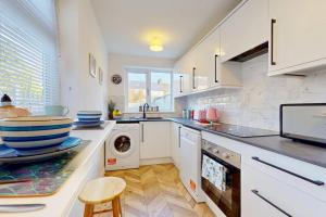 Bright & Spacious 4 Bed Victorian Home by Blue Buzzard Property