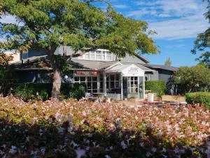 纳博讷法斯特酒店 - 莱齐尼昂科尔比埃