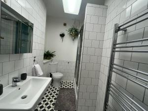 White Glasshouse Yard 1FL