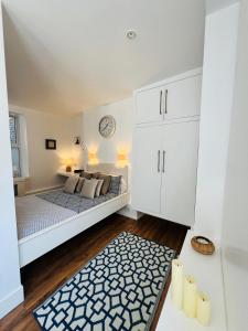 White Glasshouse Yard 1FL