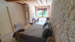Maisons de vacances Domaine Bardon - Deux Gites avec piscine pouvant accueillir jusqu-a 15 personnes a la campagne, Charente-Maritime : photos des chambres