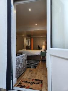 Lovely En-suite Room with private entry, Close to Station