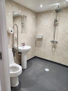 Lovely En-suite Room with private entry, Close to Station