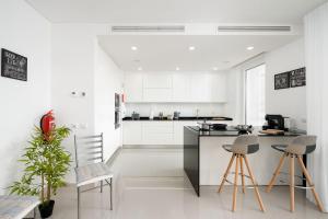 Court View - Modern Lagos 2 Bedroom Apartment