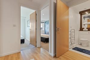 Spacious 2 bedroom Apartment-City Centre - Free Parking- Sleeps 5