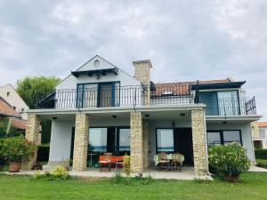 Balatonparti Villa